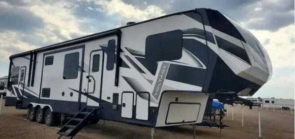 2021 Dutchmen VOLTAGE 4195