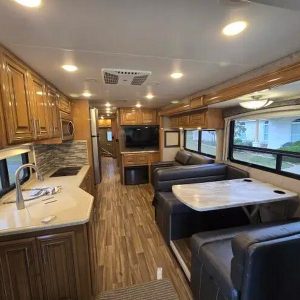 2019 Thor Motor Coach Miramar 37 1