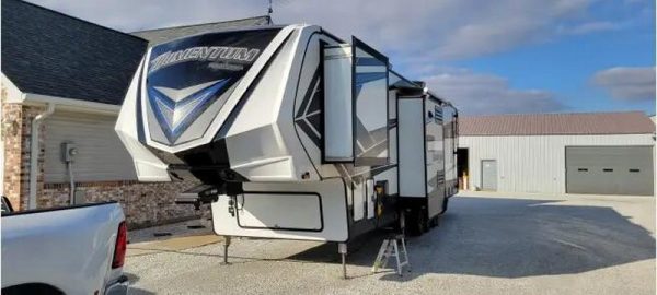 2018 Grand Design MOMENTUM M-CLASS 381M